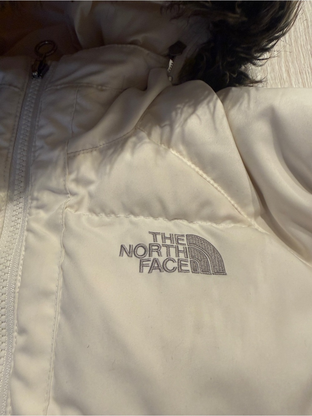 The North Face Off-White Puffer Jacket with Faux Fur Trim - Picture 2 of 4